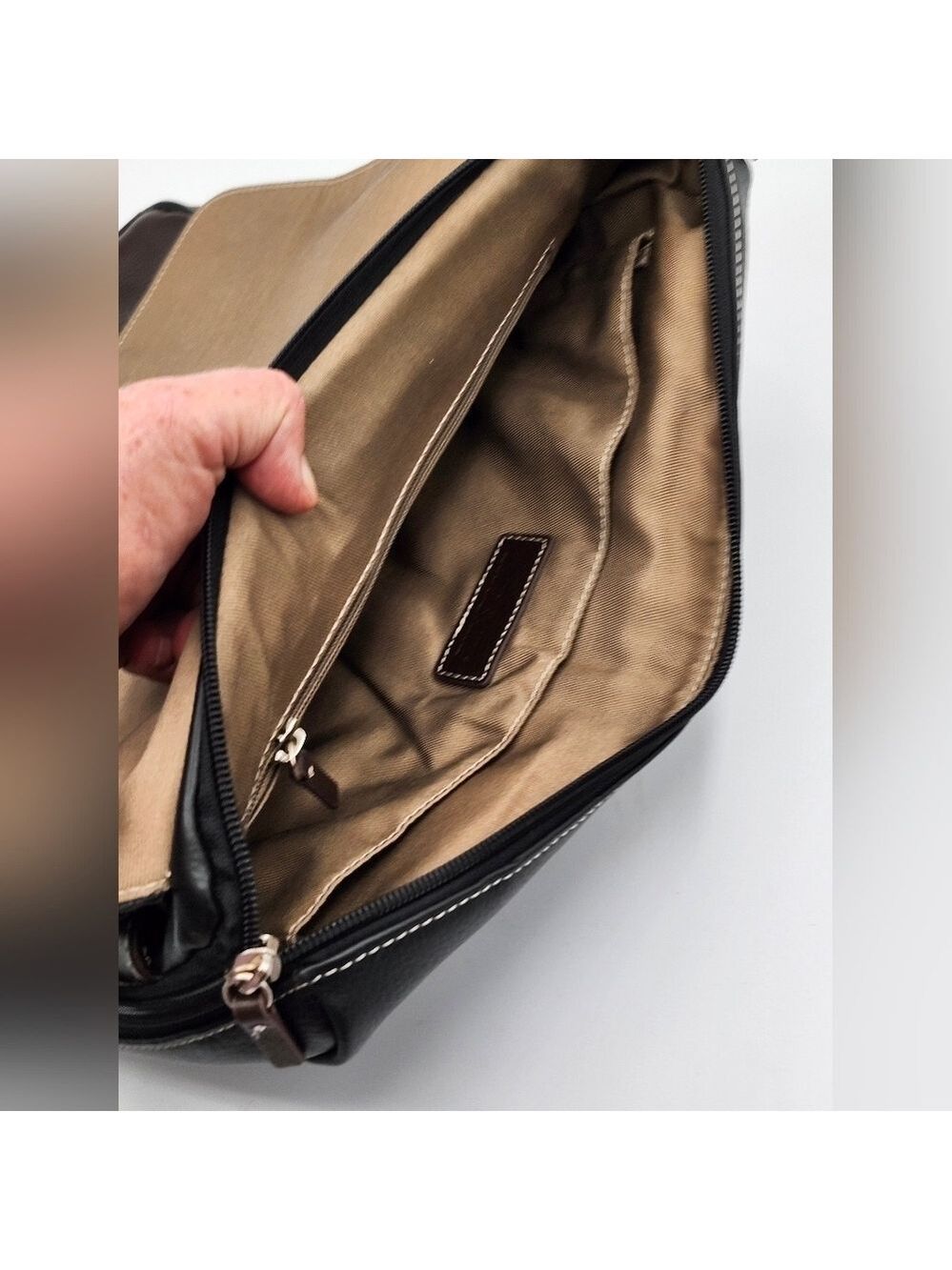 Travelsmith Elegant Black Leather Messenger Bag - Picture 13 of 14
